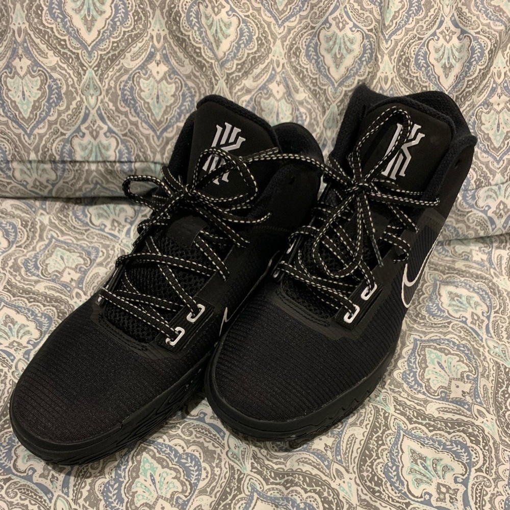 Nike KYRIE FLYTRAP 4 Mens SZ 8. Pre owned Black
